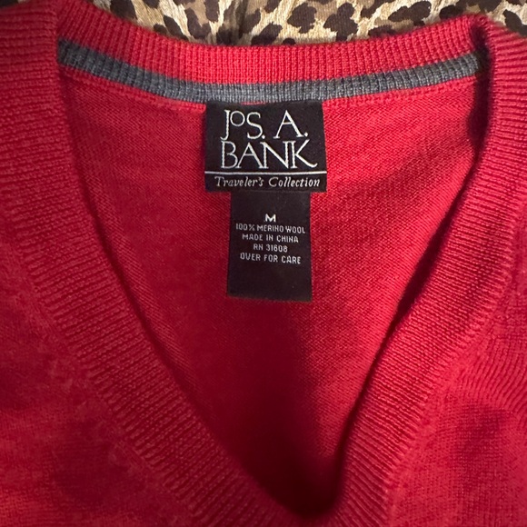Jos A Bank Sweater Men Medium Red Soft Merino Wool V-Neck Traveler Pullover - Picture 3 of 3